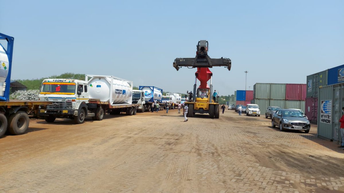 DRM_ASN's tweet image. Asansol Divn loaded Oxygen Tanks from Durgapur on #OxygenExp. to provide Liquid Medical Oxygen for patients in Delhi. These Cryogenic Tanks were flown in from Singapore by @IAF_MCC to strengthen our battle against COVID. Sri Sumit Sarkar, DRM congratulated his Team for this Feat.