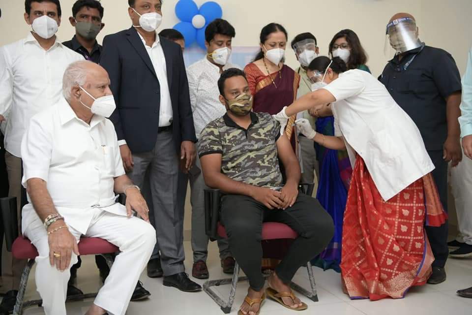 BJP4Karnataka's tweet photo. ಸನ್ಮಾನ್ಯ ಮುಖ್ಯಮಂತ್ರಿಗಳಾದ ಶ್ರೀ @BSYBJP ಅವರು ಇಂದು 18 ವರ್ಷ ಮೇಲ್ಪಟ್ಟವರಿಗೆ ಲಸಿಕೆ ನೀಡುವ ಕಾರ್ಯಕ್ರಮಕ್ಕೆ ಬೌರಿಂಗ್ ಆಸ್ಪತ್ರೆಯಲ್ಲಿ ಸಾಂಕೇತಿಕವಾಗಿ ಚಾಲನೆ ನೀಡಿದರು.

ಈ ಸಂದರ್ಭದಲ್ಲಿ ಸಂಸದ ಶ್ರೀ @PCMohanMP, ಪ್ರಮುಖರು, ಅಧಿಕಾರಿಗಳು ಉಪಸ್ಥಿತರಿದ್ದರು.

#KarnatakaFightsCorona 
#LargestVaccineDrive https://t.co/H3g7BQD33y