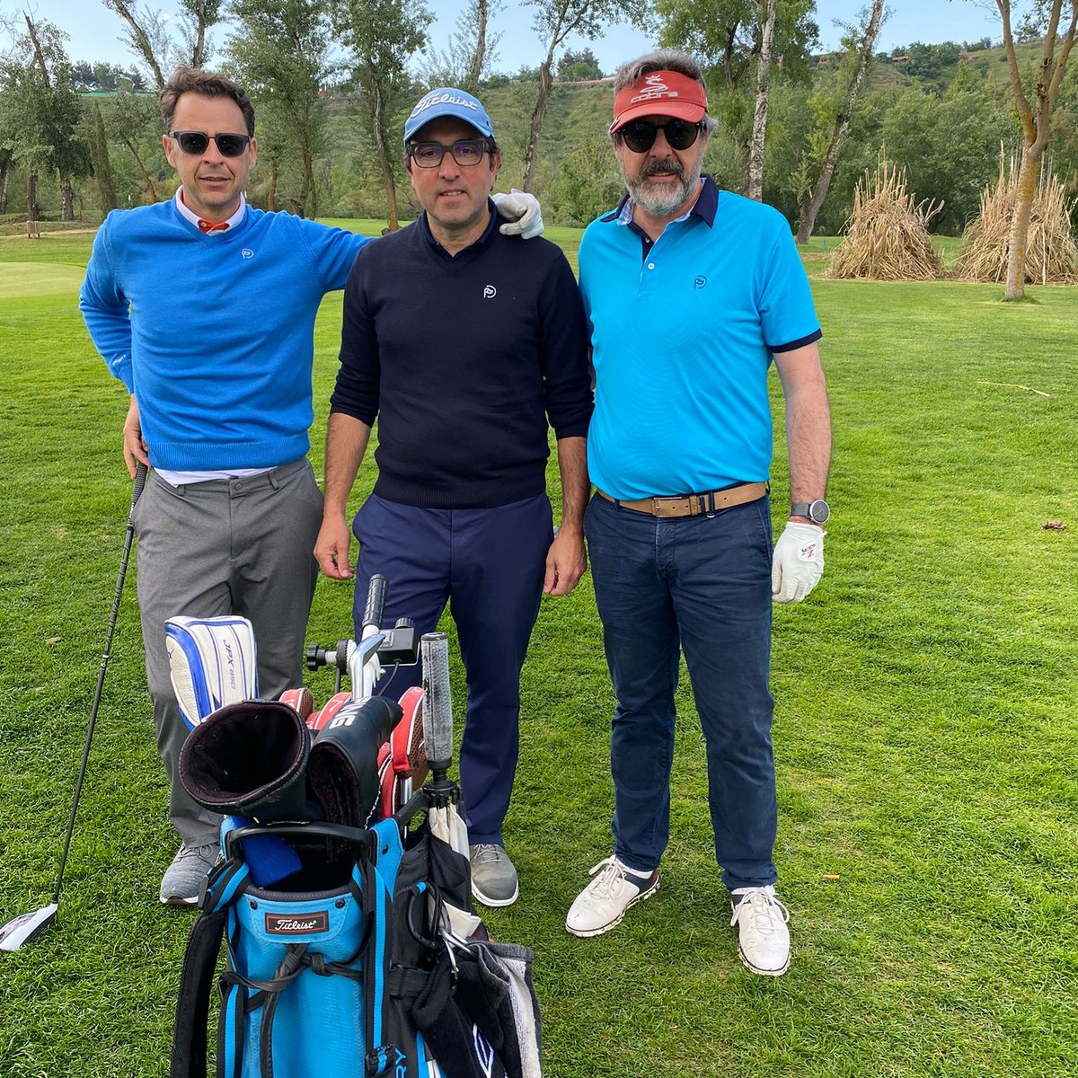 hoyo_7's tweet photo. Amigos disfrutando de su deporte favorito al aire libre y, claro, equipados con Hoyo 7 😉
#hoyo7 #fabricadoenEspaña #alairelibre #deporteysalud #polotecnico #pologolf #jerseylana #golf #amigos https://t.co/G7rZUHtJRr