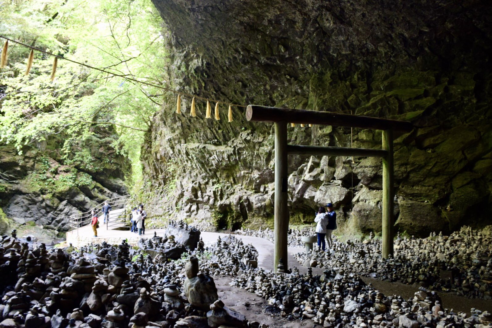 大和止 お目当ての高千穂峡ボート 繁忙期には数時間待ちがザラだったけど 少し前からネット予約が可能に あわせて値上げをされたけど 数時間並ばなくて済むのは大幅なサービスアップ ボートの初心者だらけで接触ばかりだったけども マイナスイオン