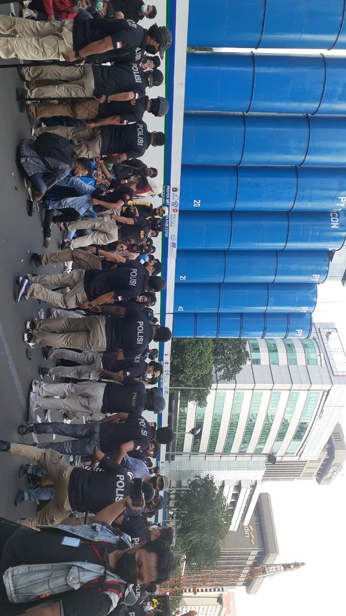 Kepolisian yg bertugas di aksi massa Hari Buruh Sedunia 2021 membuat kebijakan aneh bin ajaib yakni membatasi bahwa aksi hanya boleh diikuti oleh buruh. Mahasiswa &amp; warga yg bersolidaritas mengalami represi &amp; diangkut dari titik aksi.

cc: Presiden <a href="/jokowi/">Joko Widodo</a> <a href="/KomnasHAM/">HAM untuk Semua!</a>