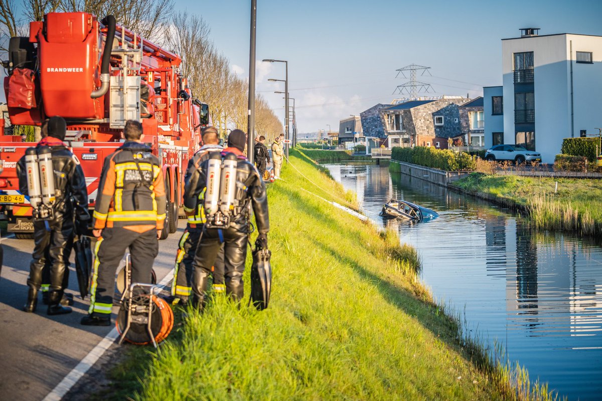 Een vroege wekker voor een auto te water. Interregionale samenwerking, snelste hulp wordt geboden. Geen personen aangetroffen. Foto <a href="/nieuwsopbeeld/">Nieuws op Beeld</a>