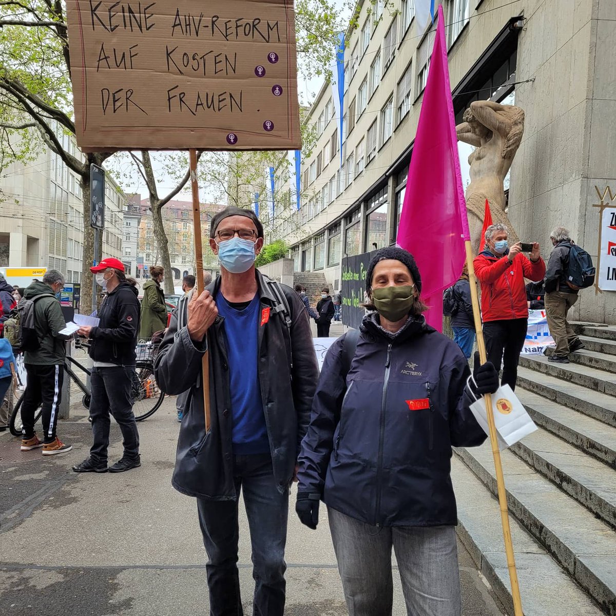 Am Walcheplatz sitzen die politischen Entscheidungsträger, deswegen sind wir heute hier. #erstermai #1mai #vivaservicepublic #labourday