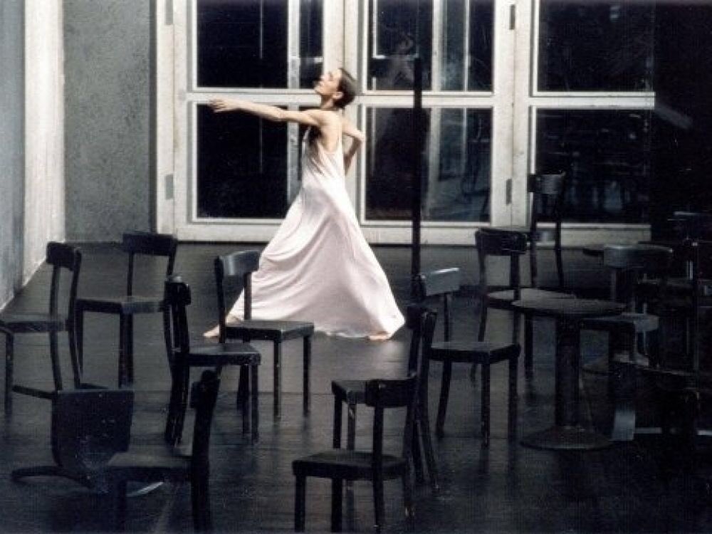 JohanneCasa's tweet photo. En attendant la réouverture des cinémas et des théâtres, revoir Pina éblouissant portrait de #PinaBausch par #WimWenders. Pas d'histoire juste une danse torrentielle filmée en liberté, #dansetheatre des émotions humaines & des relations sociales 🙌🏻 #weneedart #essentiel #beaute https://t.co/lhsGjvqtZU