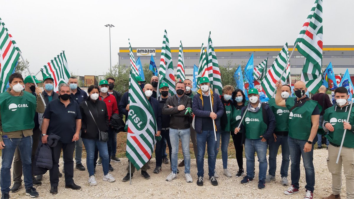 FITCISLLAZIO's tweet photo. #1maggio2021 #festadeilavoratori #Amazon #PassoCorese  In una giornata fortemente simbolica, siamo in un luogo fortemente simbolico! #ilsindacatoutile https://t.co/bRlDmdYJe9