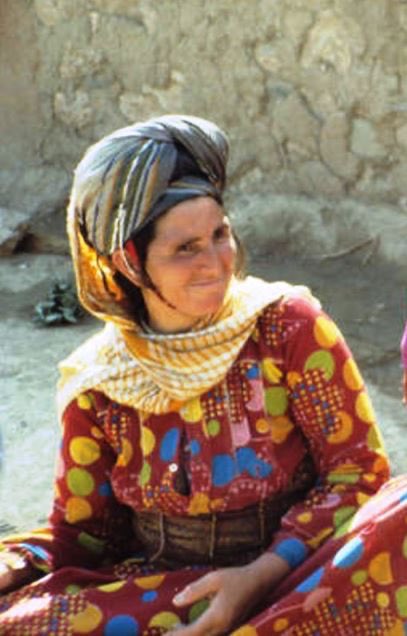 Hiç gitmediler, aramızdalar...
Karia kadını &amp; Milas Çomakdağ kadını 
Kommagene kadını &amp; Adıyaman kadını 

*Kaynaklar: Milas Çomakdağ Güney Ege Bölgesi'nde Kırsal Mimari ve @GoKommagene #benzerişler