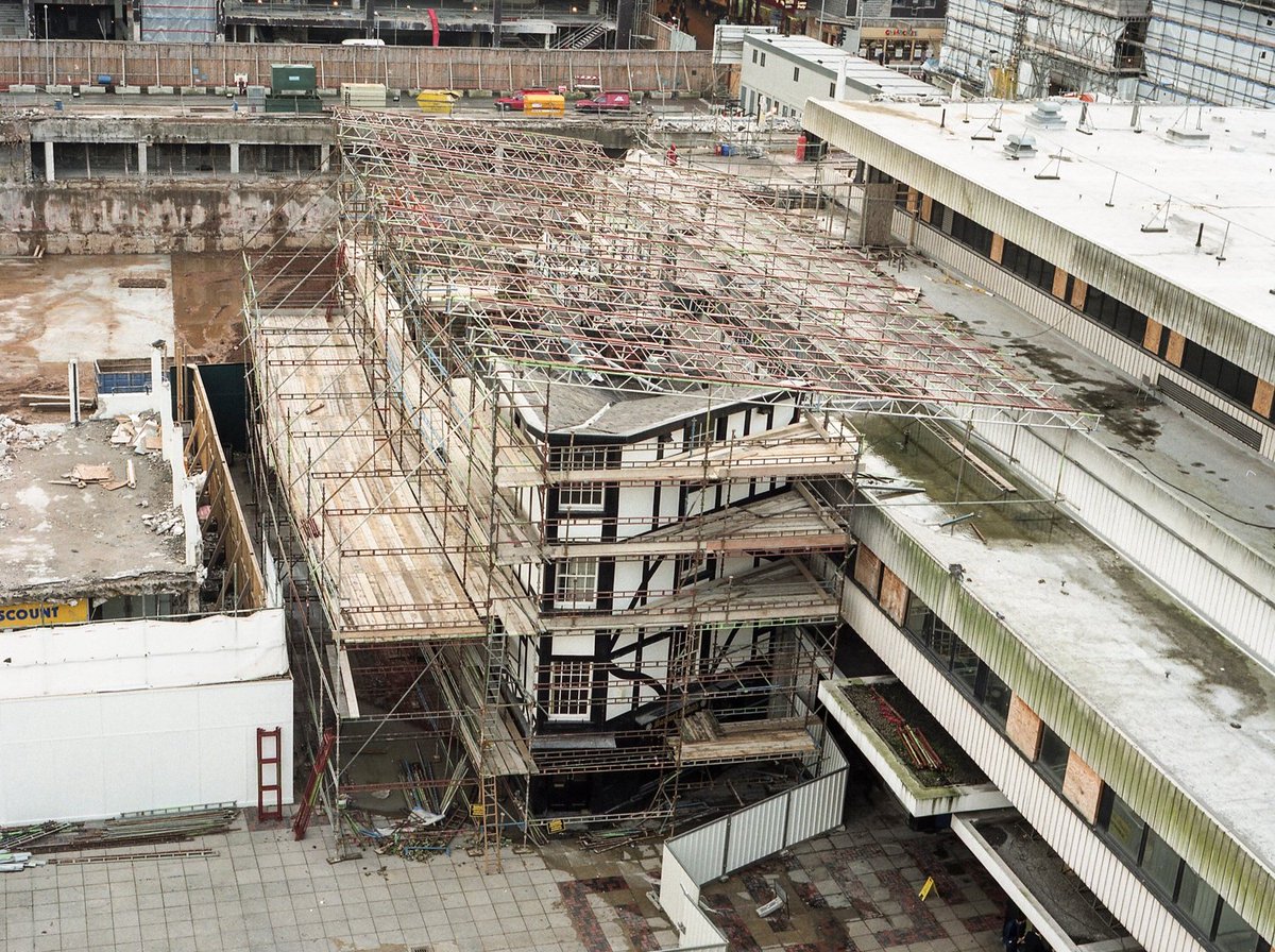 1998 was the year work started to move The Shambles pubs up the street, in the wake of damage from the IRA bomb in 1992. It was an ambitious project, as detailed by  @JenWilliamsMEN here... https://www.manchestereveningnews.co.uk/news/greater-manchester-news/shambles-moved-manchester-pictures-bomb-11440936