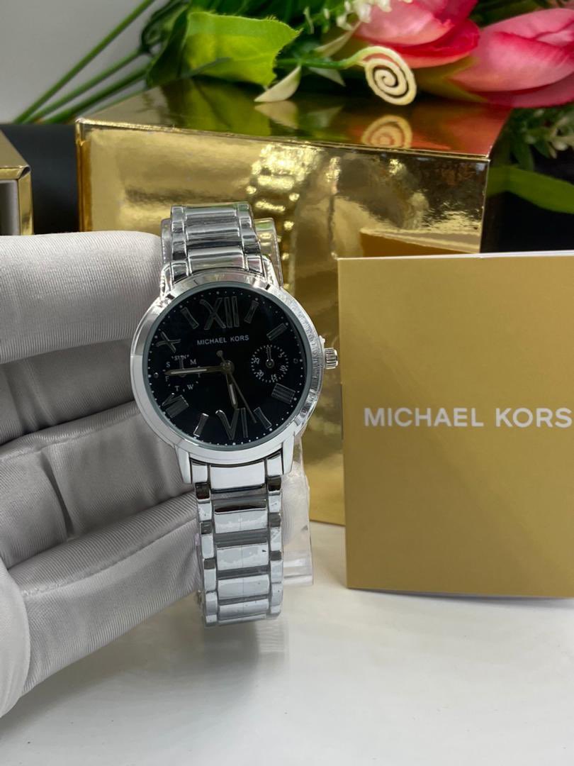 Zaynab_Shindara's tweet photo. Micheal Kors🥰
This beauty is more than the money guys,
10k only,Slightly negotiable ✨
#MayDay
#LabourDay #WorkersDay #MamaIfy https://t.co/yRLutQNH2Y