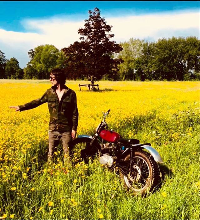 The Verve’s Richard Ashcroft standing about in oilseed rape, apparently having just crashed into it on his motorbike, while telling a farmer off-camera to calm down about it. An intriguing if confusing tableau 7/10. (Thanks  @gray)