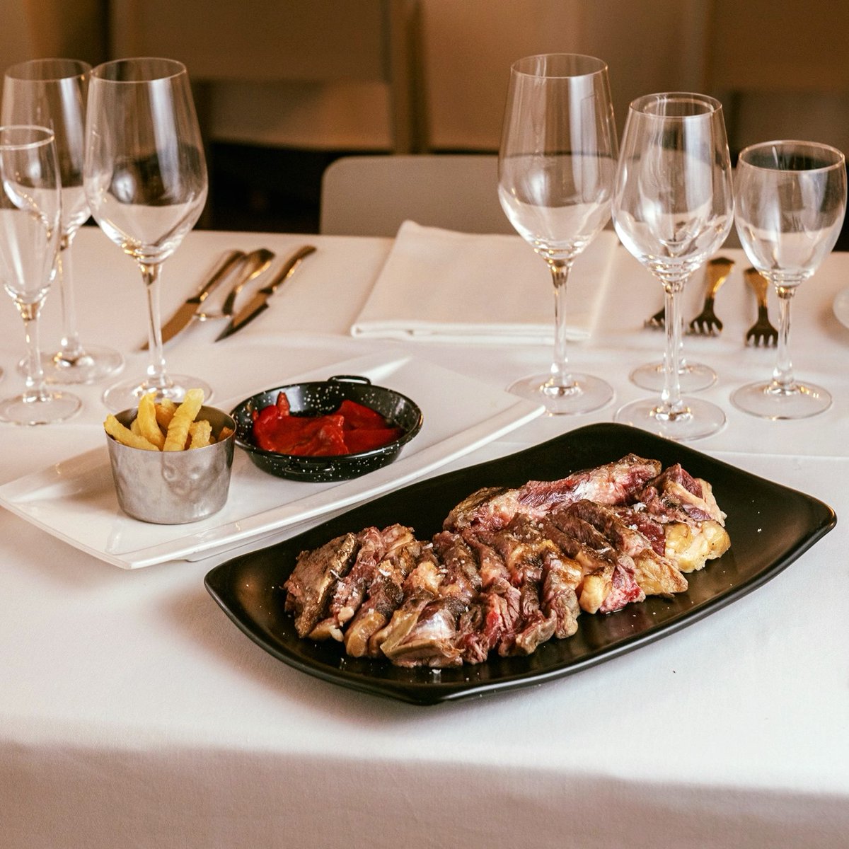 Al mal tiempo... ¡buen sabor! 🍽 Como el de nuestro Chuletón a la brasa con Guarnición 🤩 
👉 Consulta la Carta y Menú en nuestra web
👉 Reservas : 948 33 00 77 ó WhatsApp al 669 55 22 31
👉 Disponemos de Terraza cubierta
👉 Aplicamos todas las medidas de seguridad anticovid