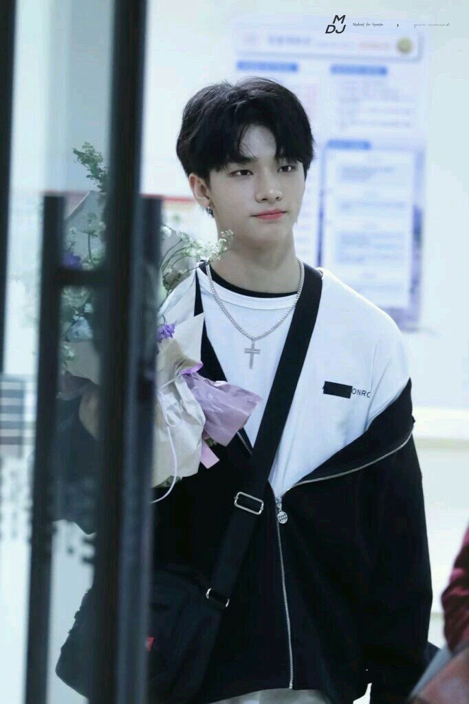 hwang hyunjin being boyfriend material— a thread