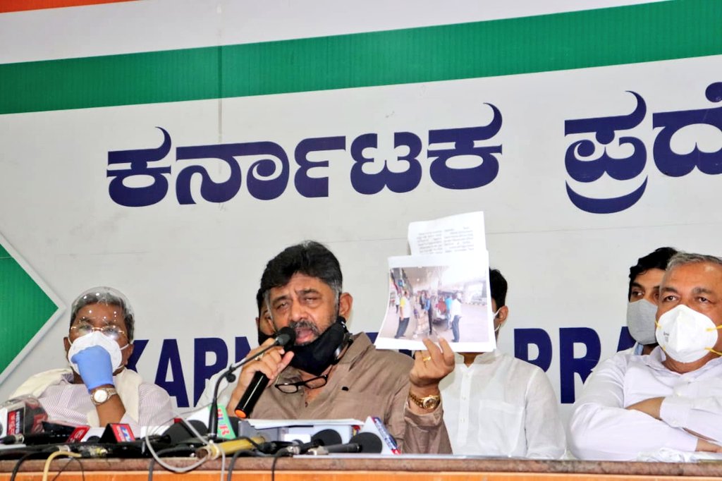 ಕೊರೋನಾ ಸೋಂಕಿತರಿಗೆ ಕಾಂಗ್ರೆಸ್ #ಸಹಾಯಹಸ್ತದ ಭಾಗವಾಗಿ ಇಂದು ಬೆಂಗಳೂರಿನ ಕ್ವೀನ್ಸ್ ರಸ್ತೆಯ ಕೆಪಿಸಿಸಿ ಕಚೇರಿಯಲ್ಲಿ ನಡೆದ ಪತ್ರಿಕಾಗೋಷ್ಠಿಯಲ್ಲಿ ಕೆಪಿಸಿಸಿ ಅಧ್ಯಕ್ಷರಾದ ಶ್ರೀ <a href="/DKShivakumar/">DK Shivakumar</a>  ಹಾಗೂ ವಿಧಾನ ಸಭೆ ವಿರೋಧ ಪಕ್ಷದ ನಾಯಕರಾದ ಶ್ರೀ <a href="/siddaramaiah/">Siddaramaiah</a>  ಅವರೊಂದಿಗೆ ಭಾಗವಹಿಸಲಾಯಿತು.