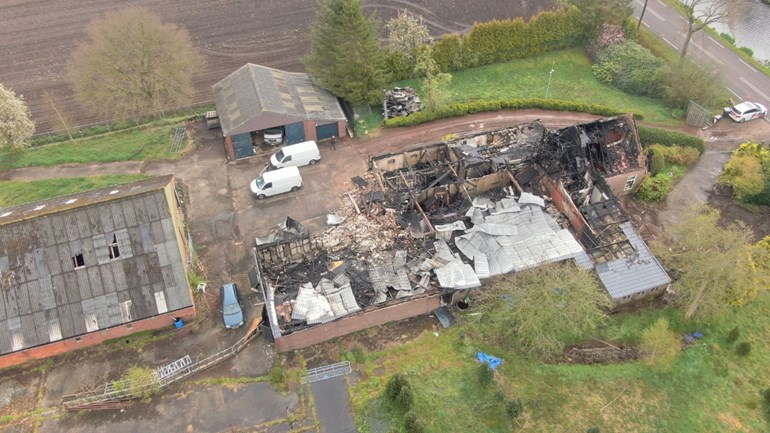 Politie doet onderzoek bij uitgebrande boerderij in Huis ter Heide: De politie doet onderzoek bij de afgebrande boerderij aan de Kolonievaart in Huis ter Heide.