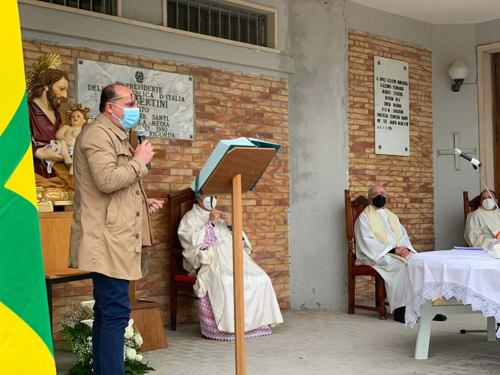 UIL_comunica's tweet photo. #CAPACCHIONE Abbiamo affrontato una prova terribile, un anno che ha messo alla prova la nostra capacità di resilienza, tante attività sono ormai provate, tante donne e uomini temono per il domani. Non abbandoniamo la speranza, riappropriamoci della dignità. 
#RipartiamodalLavoro. https://t.co/AjhwloNfkJ