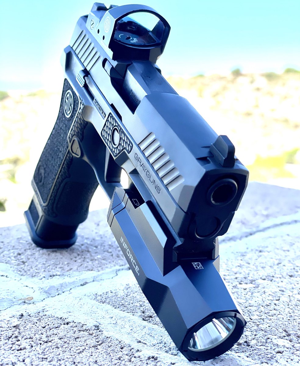 EliCrane_CEO's tweet image. “She’s a beaut Clark” P320 💯 @sigsauerinc @grayguns @Inforce01 #romeo1pro
