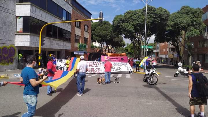 AlertasW's tweet photo. #NoticiaW | A pesar de que hay confinamiento total en Bucaramanga, así transcurre la marcha en conmemoración del #DíaDelTrabajador.

Las personas llegarán a la plaza Luis Carlos Galán Sarmiento, en el centro de la ciudad. #ColombiaPide https://t.co/uoh9JwMAU6
