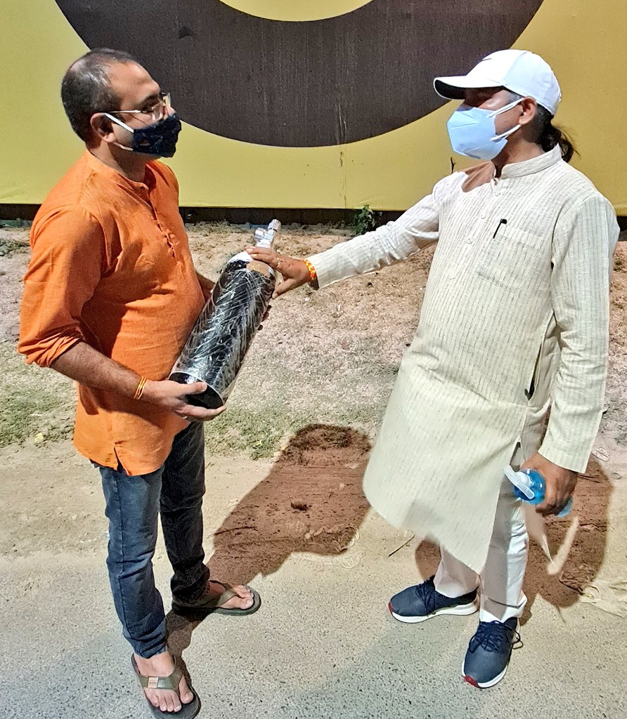 CHOTIWALA's tweet photo. दुःख,पीड़ा और सरकारी बदइंतज़ामी के इस दौर में सीमित संसाधनों के बीच टूटती साँसों को आस देने का काम युवा कांग्रेस द्वारा जारी है।
ग्रेटर नोएडा वेस्ट गौर सिटी निवासी अलीम जी जिनका ऑक्सीजन स्तर काफी कम आ गया था उनको ऑक्सीजन सिलेंडर उपलब्ध करा दिया गया है।
#UPCongressHelpDesk #SOSIYC https://t.co/jWZfzAhFTw
