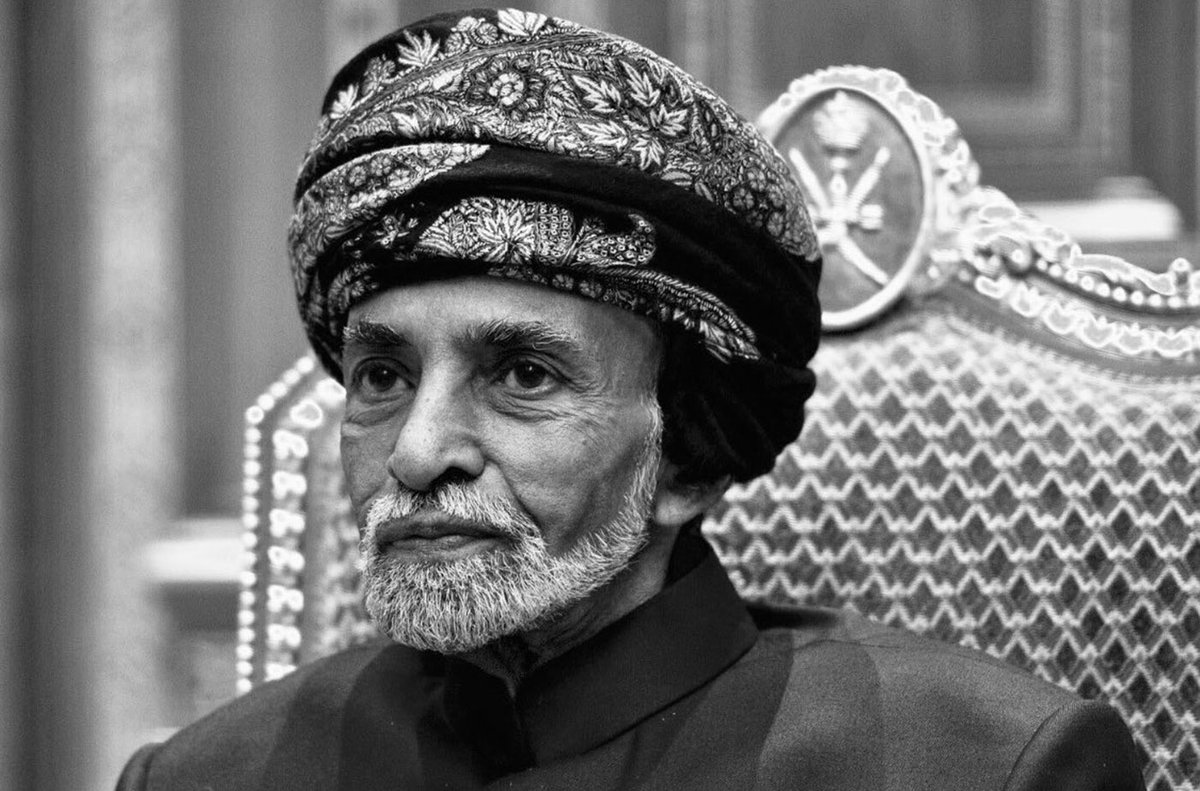 عطـرك واللبـان والطيـب والعنبـر والعود
فاح شذاه نعماً لا تحصى بجنّات الخلود
تغشـاك مـن رب العـزة الرحمـة والرضـى
ودعـوات الخلائــق وشفاعـة المصطفـى

🦅 الشاهين