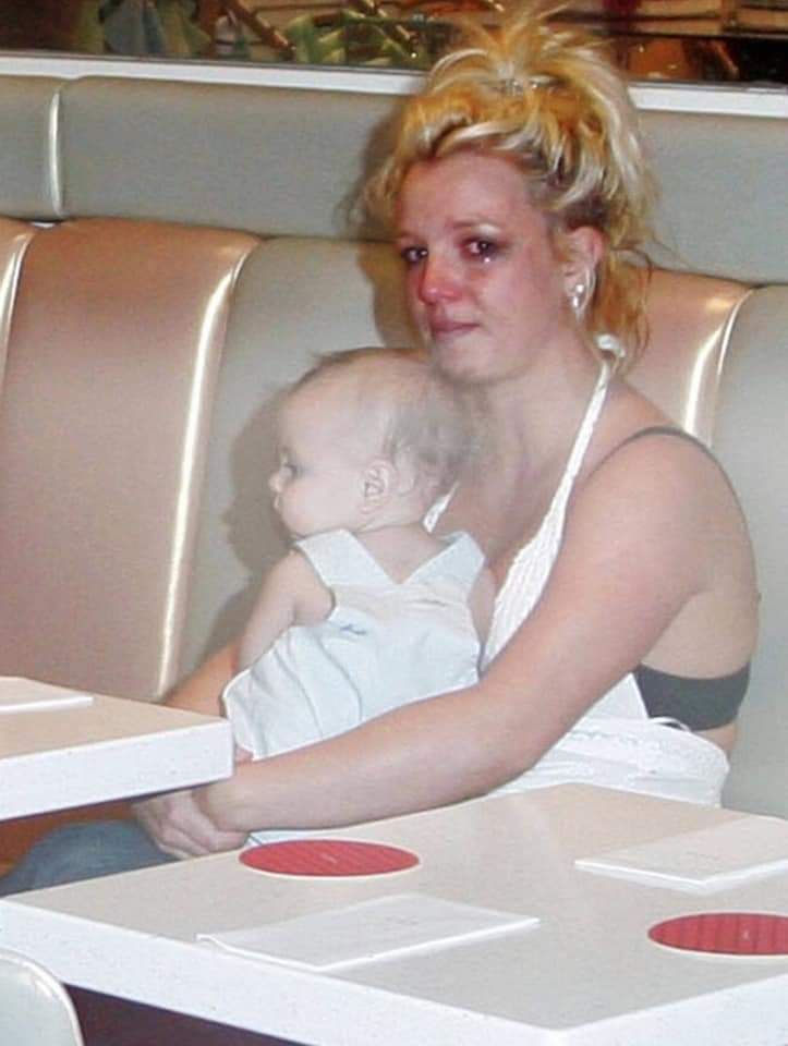 Danielle Bennett (was Hindley) on X: "Britney Spears was carrying her baby and pregnant with her second child when she was chased by over 300 paparazzi. She ran into a cafe hoping