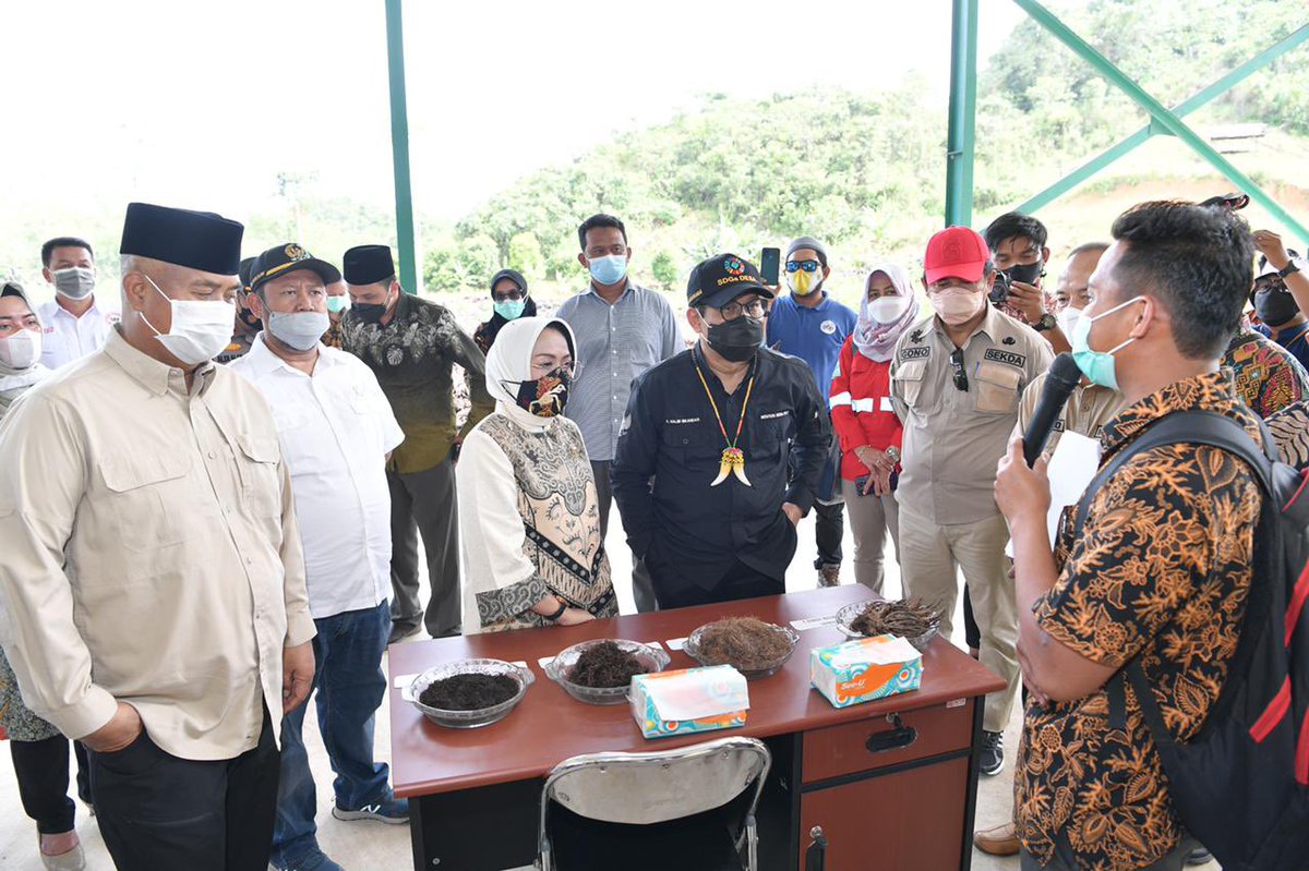 halimiskandarnu's tweet photo. BUMDes Payang Sejahtera memiliki berbagai macam usaha, aktivitas terbesar mensuplay beberapa kebutuhan dan jasa penunjang pertambangan. Selain itu, ada pula usaha peternakan dan produksi pupuk. Omzet mencapai 7,8 M per tahun. https://t.co/RbtRoJH0G3