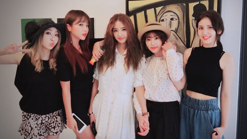 somi with kim sook , hong jinkyung, minzy,kang yewon, hong jin young and han chaeyoung