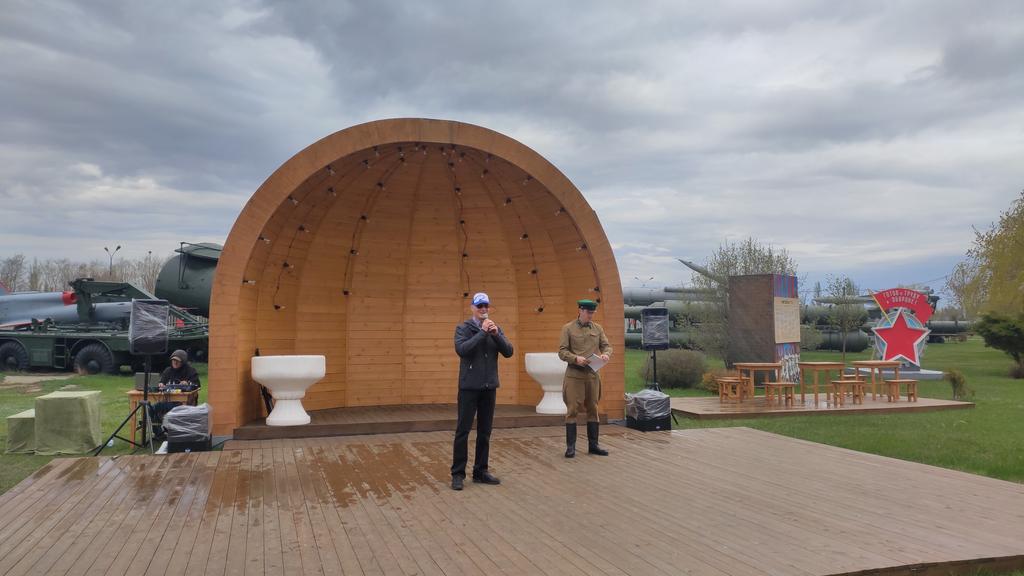 Maktgl's tweet photo. Открыли для посещения музей под открытым небом Дорога ��стории - наша Победа с главой Тольятти Н. А. Ренцем! Несмотря на дождь, жители активно идут в Парк Сахарова. Локации трогают до слёз. С 1 по 7 мая вход на выставку свободный. 
@Culture_63 @socbloktlt https://t.co/01TLHiEQEe