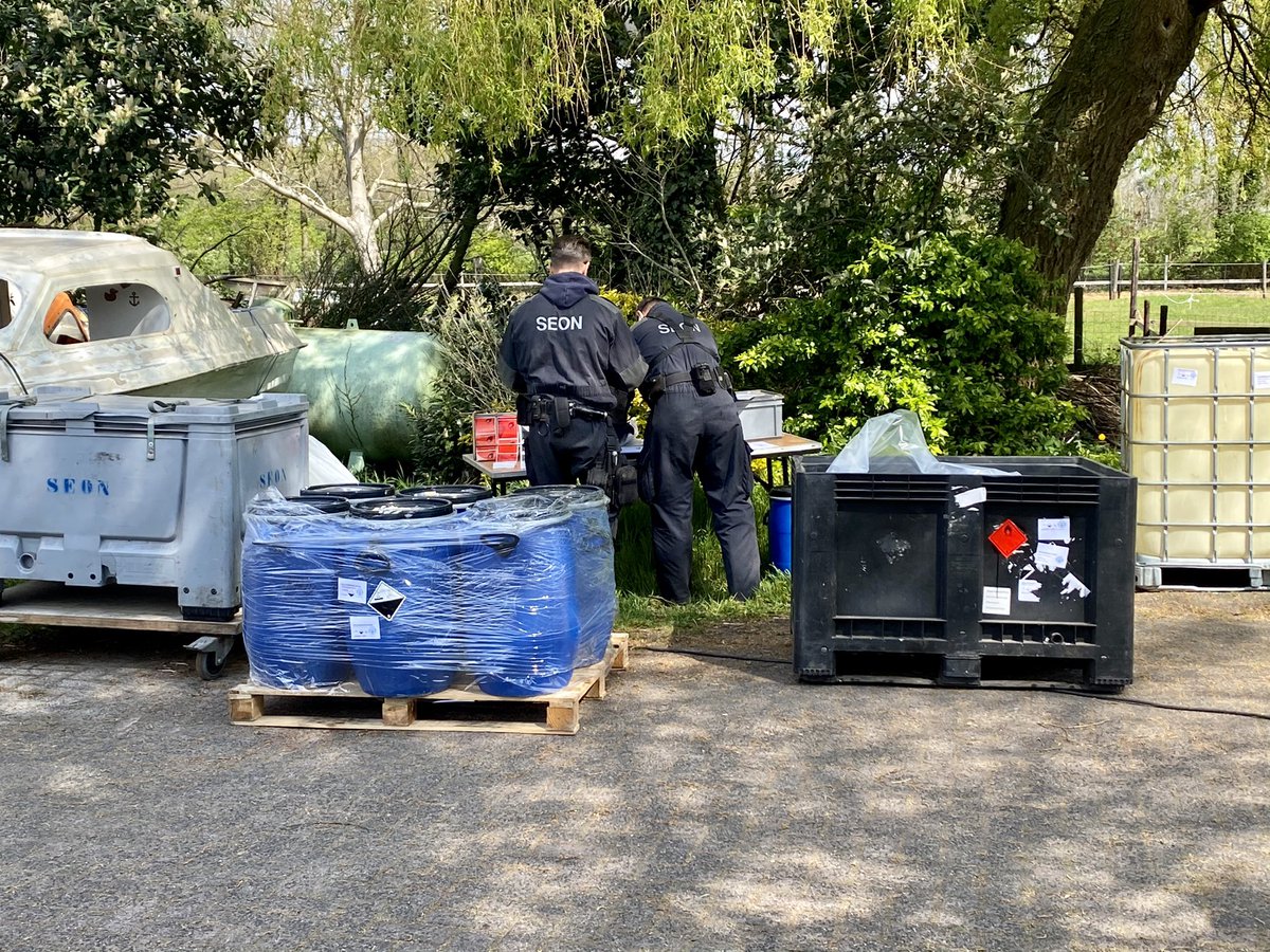 Vrijdag roken agenten een vreemde chemische lucht bij een loods aan de #Schoorweg in #Tilburg.
