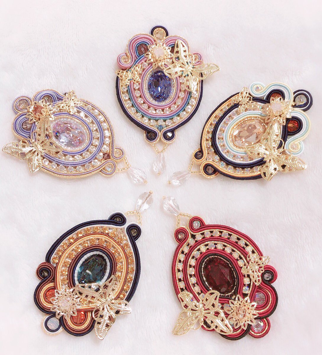 alice_ribbon624's tweet photo. #フォロワー1000以下の二次創作作家応援発掘フェス
#とうらぶ手芸部
#ソウタシエ
とうらぶ男士イメージで、ヨーロッパの伝統工芸刺繍であるソウタシエアクセサリーを作っています(*´◒`*)
この機会にソウタシエを知っていただけたら嬉しいです♡ https://t.co/tpU1Z3Towv