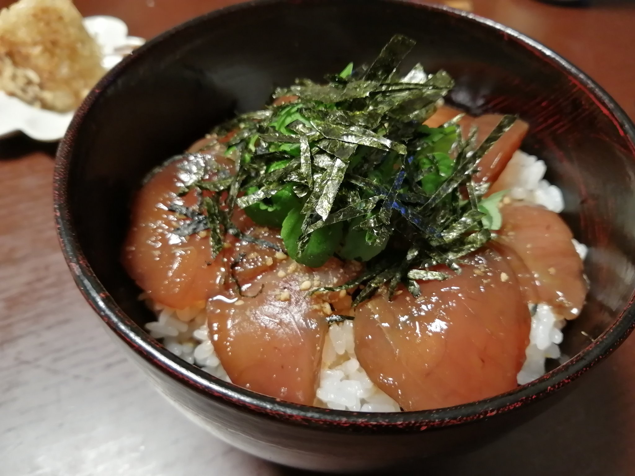 離島フィッシュイーター على تويتر 魚食 108ヨコワ漬け丼 大葉の間引き菜で Yummy