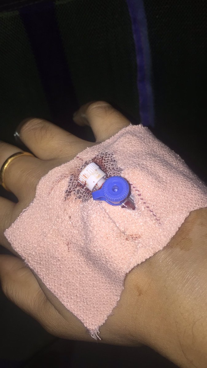 fromankit's tweet photo. What I am witnessing right now is the epitome of helplessness. After 3 days of continuous begging, a nurse felt petty on my condition and with much effort somehow put a cannula on my right wrist. That one bottle gave me enough strength &amp; believe that I won’t die today. (1/n) https://t.co/K3QKbqJ9tf