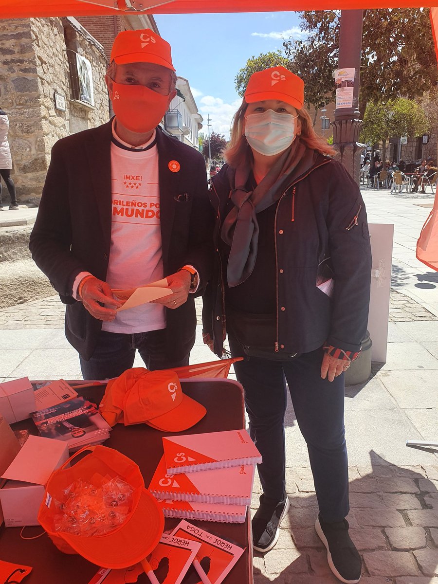 Torrelodones_Cs's tweet photo. Estupendo dia, presentando las propuestas 🍊#carpaciudadana @Torrelodones_Cs vamos!#eligecentro #yeswebal https://t.co/XDLmLBqrbt