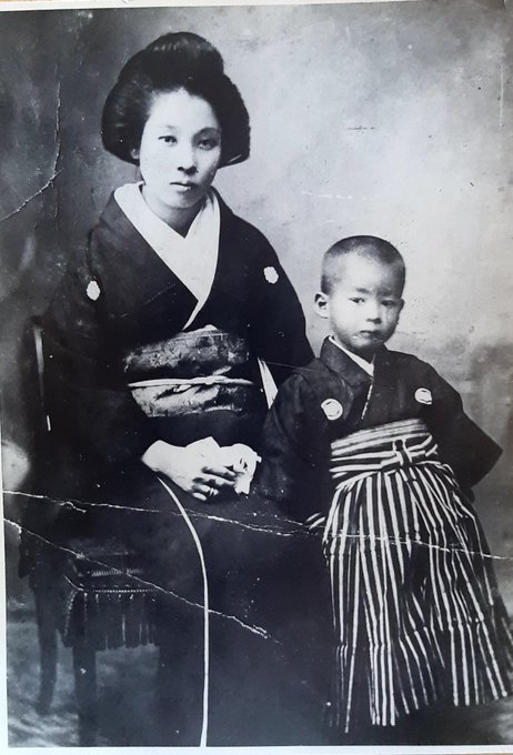 私のひいおばあちゃん中々美人だから見て からの次々投稿されるご先祖様の肖像画がイケメン 美人揃い 昔の人って整ってる まとめダネ