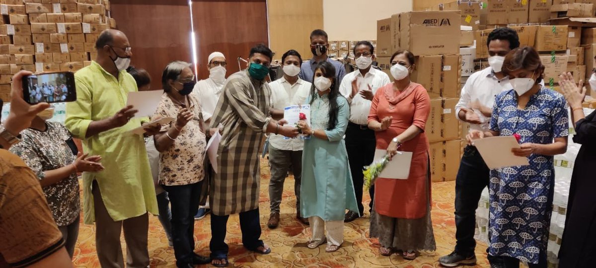 AAPMumbai's tweet photo. On the occasion of #MaharashtraDay Aam Aadmi Party Mumbai felicitated the Covid warriors of BMC's Goregaon Nesco facility. AAP's Ruben Mascarenhas @rubenmasc and other party workers did the honours.

#MaharashtraDiwas  #MumbaiFightsCorona  #CoronaWarriors https://t.co/3XolwQfpFK