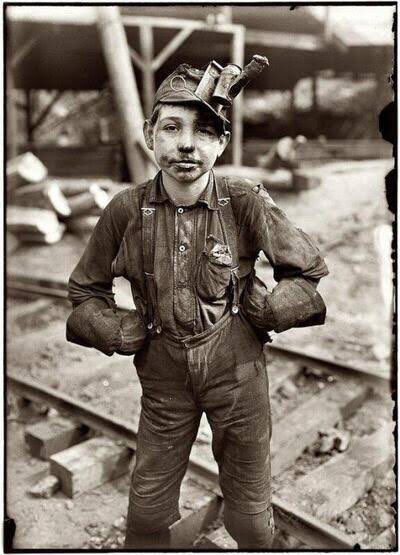 1 Mayıs’ın, anlamına yakışır bir şekilde dostluk ve dayanışma havasında kutlanmasını dileyerek, başta işçi, memur ve emekçiler olmak üzere bütün milletimizin Emek ve Dayanışma Günü'nü kutluyorum. Emek olmadan hiçbir şey yetişmez.