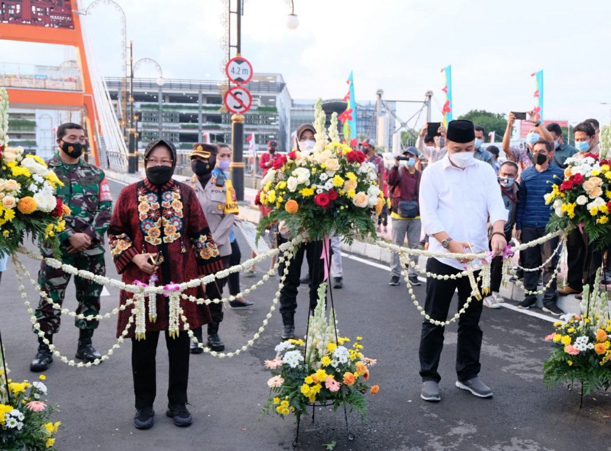 SapawargaSby's tweet photo. Jembatan Sawunggaling resmi dibuka! 

Hari Sabtu (1/5) ini, Wali Kota Surabaya, Eri Cahyadi, meresmikan Jembatan Sawunggaling yang terletak di area Joyoboyo. Peresmian ini juga spesial, karena dihadiri oleh Tri Rismaharini, Menteri Sosial RI yang juga mantan Wali Kota Surabaya https://t.co/dMvKbf4XgD