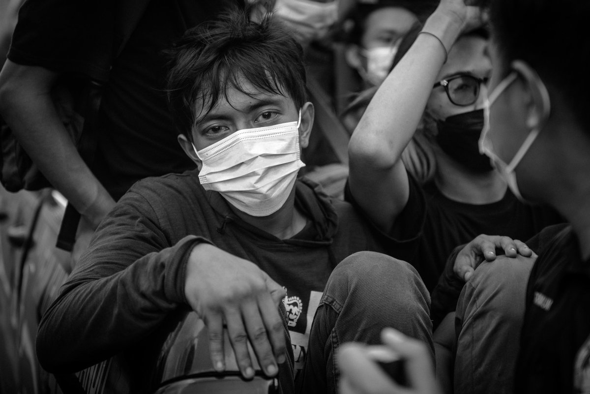 Seumur2 baru hari ini liat polisi milihin siapa yang boleh ikutan aksi mayday terus yang bukan "buruh" diangkutin, it's getting worse every day.