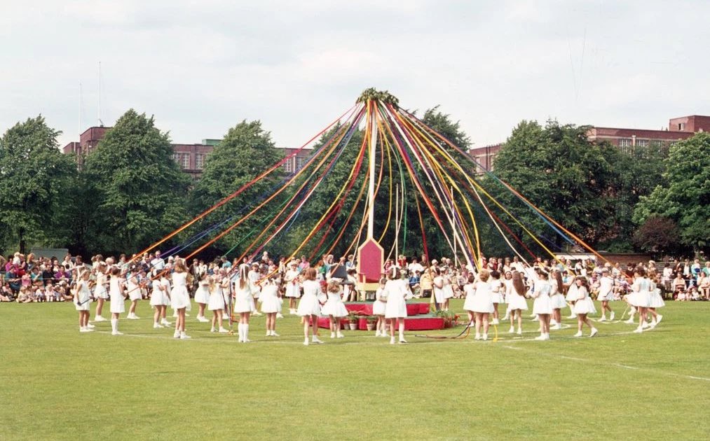 The tall maypole. The tall maypole. Белтейн майское дерево. Maypole decorated. Mayday фестиваль.