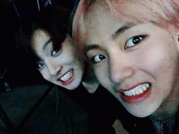 vantae_on's tweet photo. ''ARMYs are, everything.
My everyrhing.'' - Jeon Jungkook

''Even if I die and come back to life,
ARMY are truly irreplaceable gift to us.''
- Kim Taehyung

TAEHYUNG BEST BOY
WE LOVE YOU JUNGKOOK
KIM TAEHYUNG WE LOVE YOU
#EnjoyKloudWithV @BTS_twt https://t.co/z4QIkGEOVl