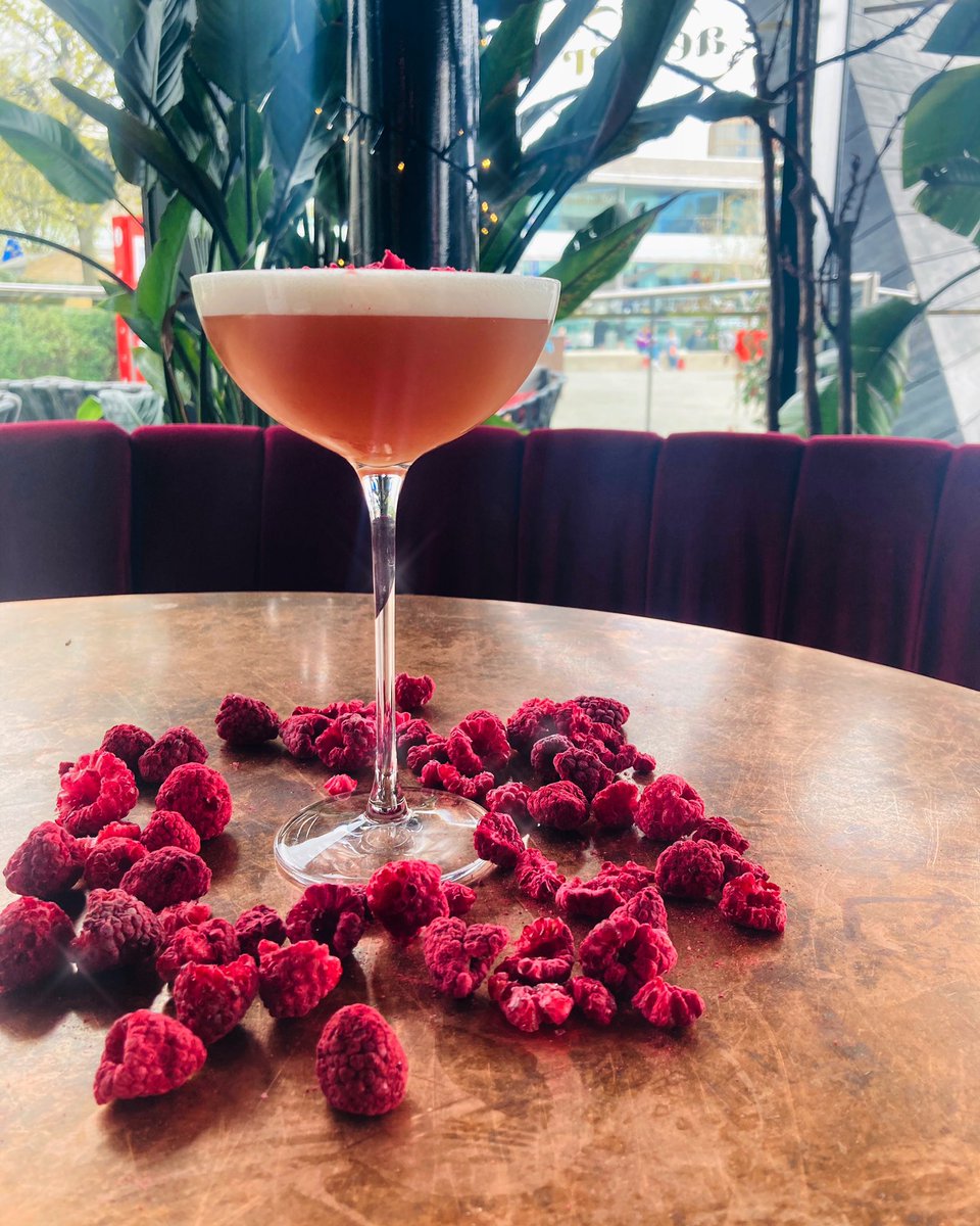 AetherBarUK's tweet photo. sip sip hooray, it’s bank holiday weekend 🙌🏼

#frenchmartini #greygoose #chambord #cocktailsofinstagram #cocktails #cocktailbar #liverpoolbars https://t.co/slitwIJIaF