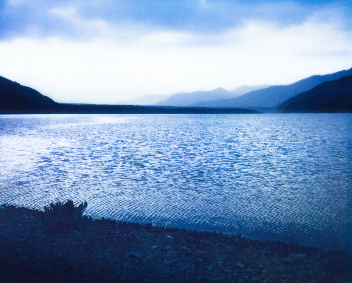 Wat19474442's tweet image. こんばんは🙂
夕方から雨が降ってきました。
明日は晴れるのかな？

今日も明日も仕事です。
もしかして、明後日も！？
まいった！

今夜は飲んで
ゆっくり寝ようっと🙂🐱

#湖　#静寂　#ポラ