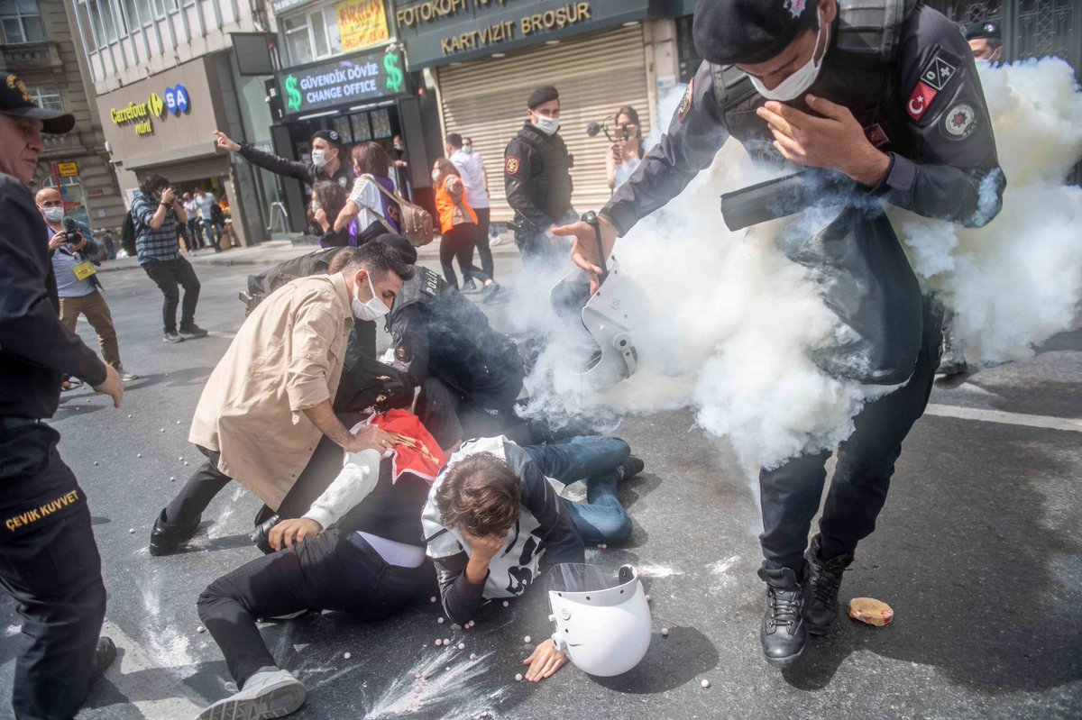 Turkish police detain demonstrators as they clash during a May Day rally marking the international day of the worker in Istanbul, on May 1, 2021. #1Mayıs #1MayisEmekveDayanismaGunu #1May #MayDay2021