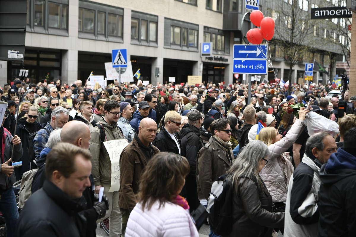 Expressen's tweet photo. JUST NU: Coronaförnekare samlas för protest i centrala Stockholm • Överläkaren: Helt förtvivlad – de förstår inte
https://t.co/LckrTavvAZ https://t.co/GarFKcuOtu