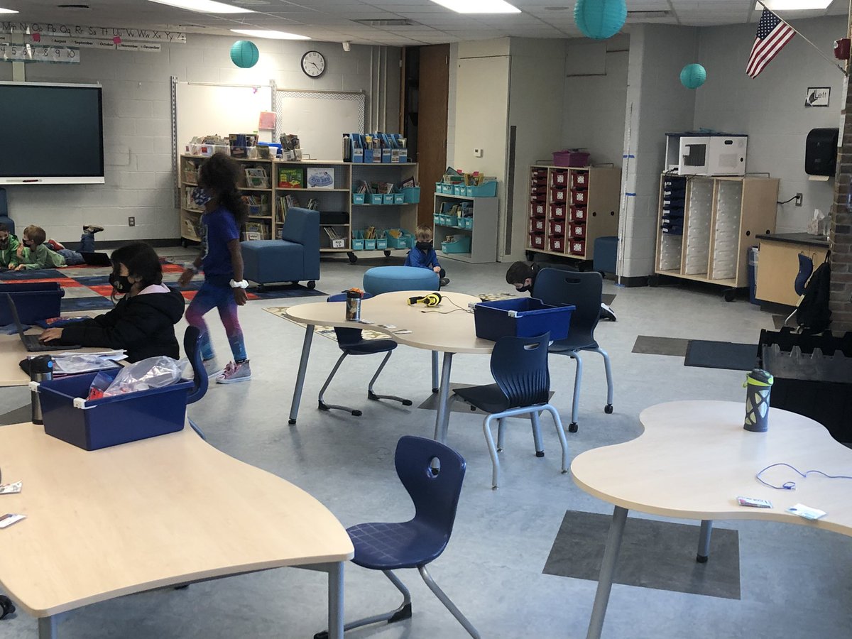 Long_WBStronger's tweet photo. Lots of great things happening in @teachcmiller self paced, mastery based unit. Love how kids are explicitly learning executive functioning strategies. Love how so many different types of purposeful learning are happening at once. #DOhertyFAMILY https://t.co/IPAZ8aGroM
