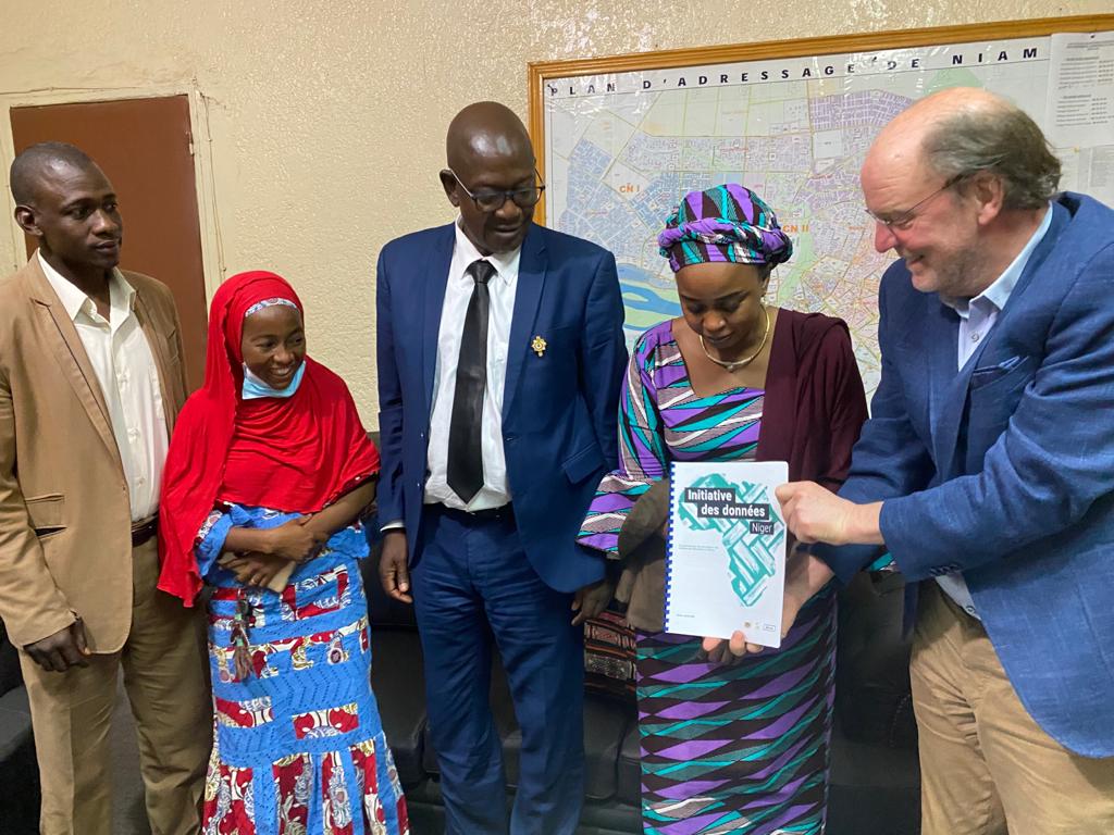 falher3's tweet photo. 1ère audience du nouveau  Maire de la #ville_Niamey avec le directeur d'akvo en visite de travail au #Niger dans le cadre du projet initiative des Données #Niamey_Data le 29 Avril 2021 à la ville de Ny. Après les félicitations du DG @akvo des échanges très riches ont été abordés. https://t.co/btnAt93xDj