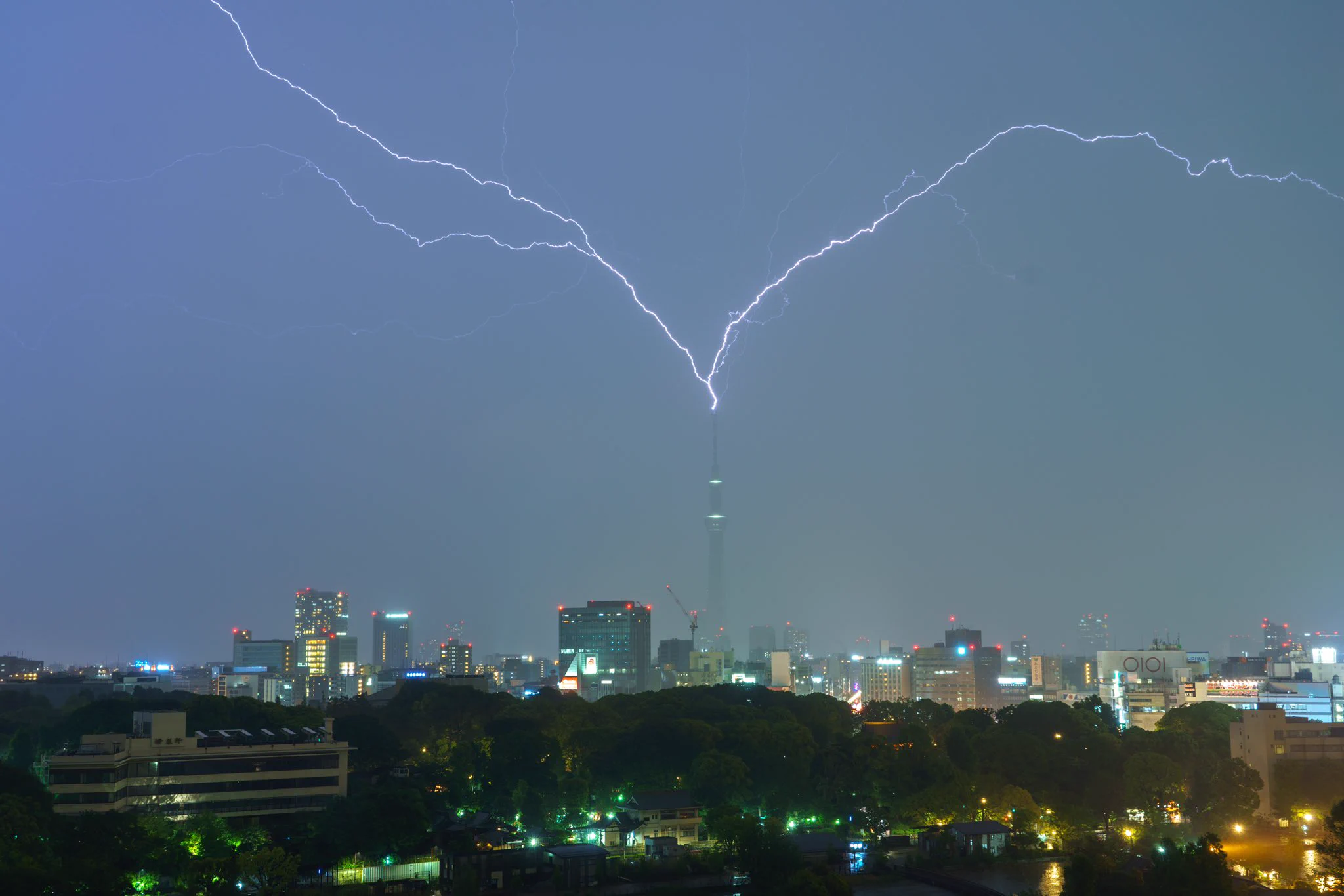 スカイツリーに3発も落雷！？実は守ってくれていたことが判明！