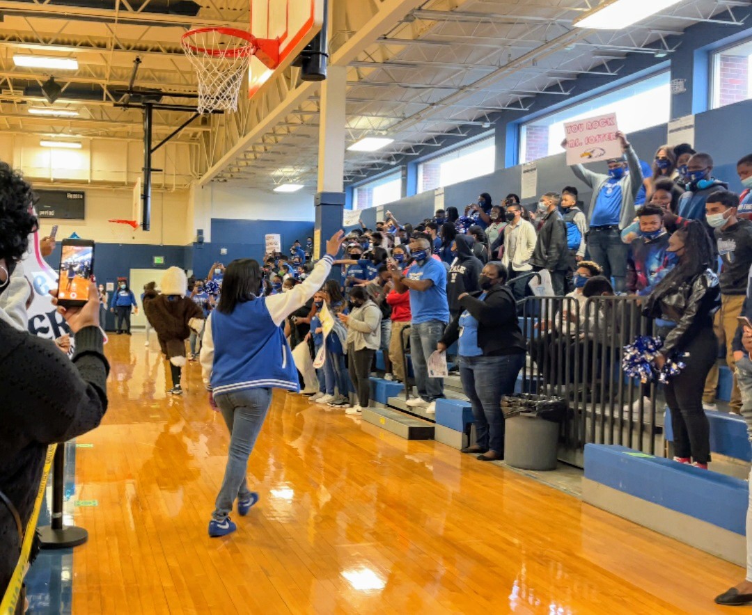 MiddleCurry's tweet photo. For Principal Appreciation Day, we celebrated our phenomenal leader, Principal Foster, through a parade, pep rally and gifts throughout the day. Special thanks to our dynamic ED Tracie Washington, WHHS, Mayor Emmanuel Wealthy and Judge Nash. @TheModel_8 @AIM2_0 @dallasschools https://t.co/Fz4U121Jb7