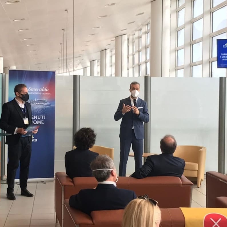 mmcrociere's tweet photo. Il Direttore Generale di #CostaCrociere Mario Manetti presso il terminal ha illustrato il piano di ripartenza della compagnia.
#ripartiamoinsieme con#CostaSmeralda #CruisingAgain 💛#SafelyTogether 💙@costacruisesofficial @Costa_Press https://t.co/Q6D96V8Jc9