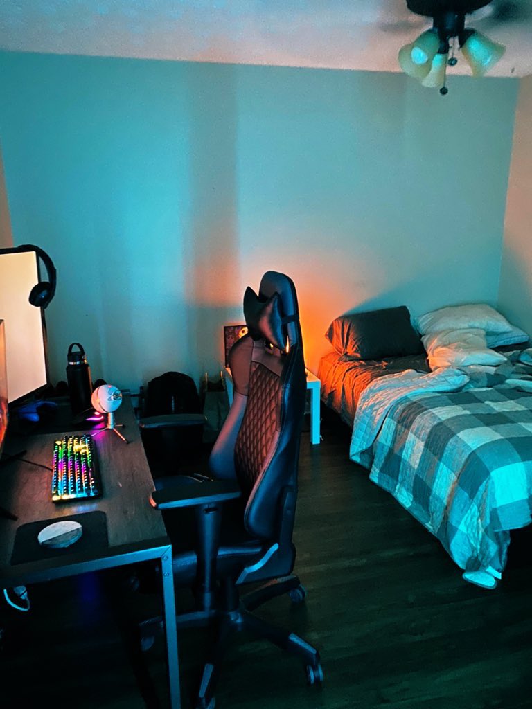 HacSalf's tweet photo. Finally moved into the new place, got the room set up and feeling good!! Streams incoming ?🤔 https://t.co/m8krIcu6SY