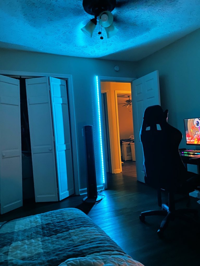 HacSalf's tweet photo. Finally moved into the new place, got the room set up and feeling good!! Streams incoming ?🤔 https://t.co/m8krIcu6SY