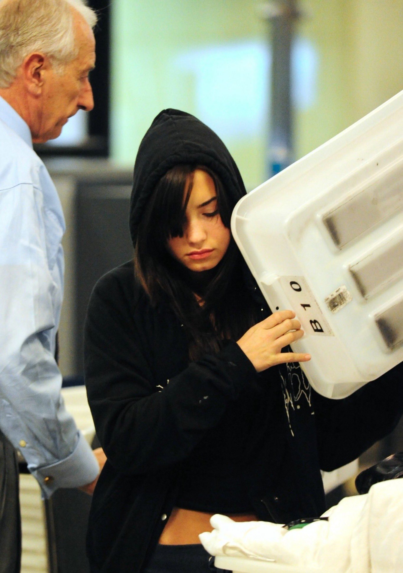 Demi Lovato Arriving at LAX April 28, 2011 – Star Style